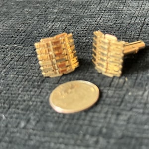 Vintage Cufflinks, Shiny gold tone men's jewelry. They have a geometric 3-dimensional pattern, and are in perfect condition. Gift box incl.