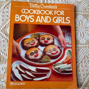 Betty Crocker&#39;s Cookbook For Boys And Girls, 94 pages of EASY recipes for kids of all ages, snacks, meals, sides and sweets. Vintage 1987.