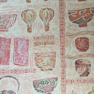 Puede incluir: Un patr&oacute;n repetido de dise&ntilde;os de inspiraci&oacute;n japonesa en rosa y marr&oacute;n sobre un fondo blanco. El patr&oacute;n incluye cuencos, cepillos y otros objetos.