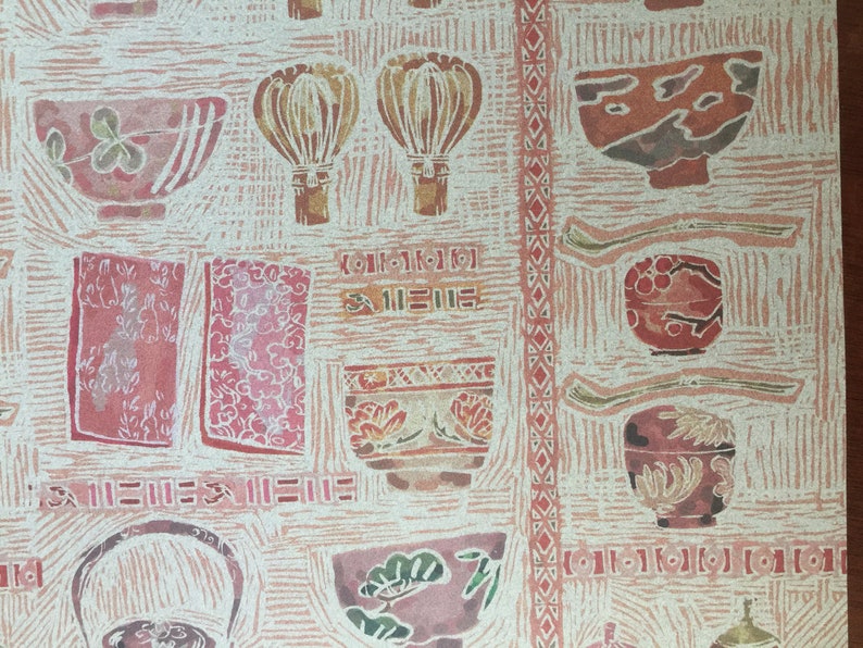 Puede incluir: Un patr&oacute;n repetido de dise&ntilde;os de inspiraci&oacute;n japonesa en rosa y marr&oacute;n sobre un fondo blanco. El patr&oacute;n incluye cuencos, cepillos y otros objetos.