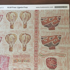 Puede incluir: Un primer plano de un papel decorativo con un patr&oacute;n repetitivo de tazas de t&eacute; y batidores de t&eacute;. El papel es beige con un patr&oacute;n rosa claro y marr&oacute;n. El texto "Tea Set jp523 Acid-Free Lignin-Free" y "www.kodomoinc.com" est&aacute; impreso en el papel.