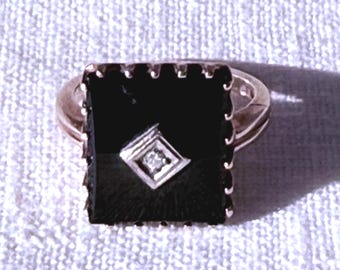 Anillo antiguo de oro de 10 quilates. Época Art Déco. Doble banda con rectángulo de ónix negro y un pequeño diamante incrustado en el centro. Joyería de la década de 1940.