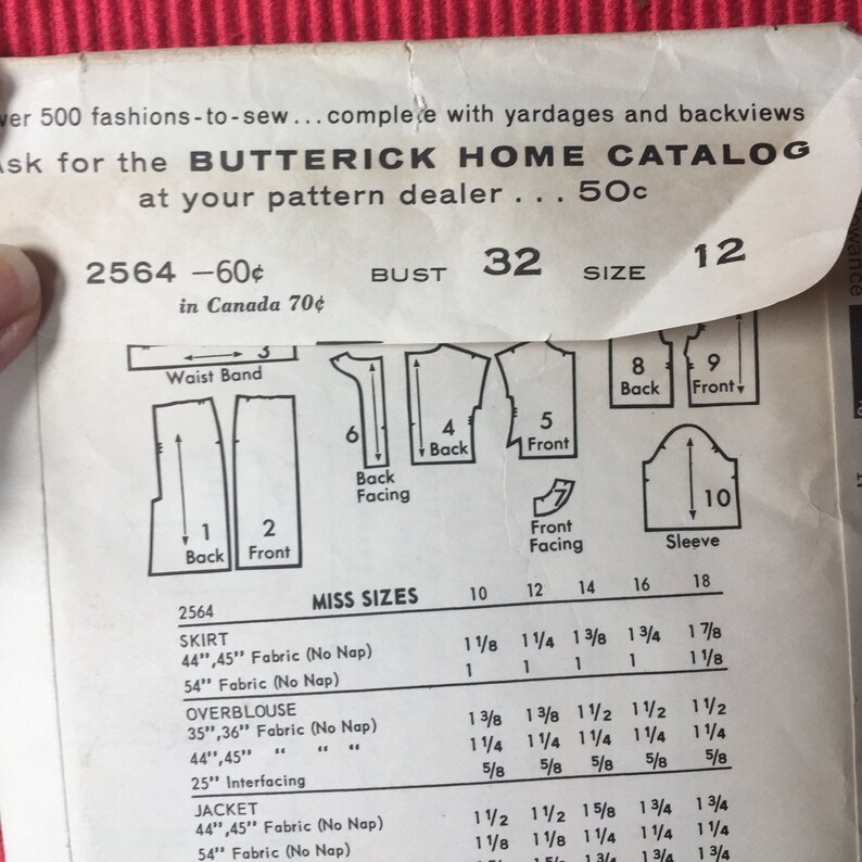 Pu&ograve; includere: Una busta per cartamodello vintage Butterick Home Catalog, numero 2564, taglia 12, con una misura di busto di 32 pollici. La busta di carta presenta diagrammi tecnici di capi d'abbigliamento, tra cui gonna, camicetta e giacca, insieme a una tabella dettagliata del metraggio di tessuto.