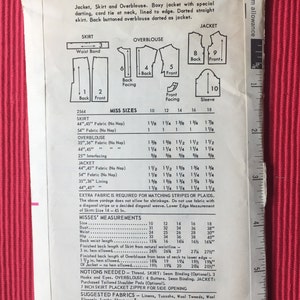 Pu&ograve; includere: Una busta per cartamodello Butterick per Misses' Costume Coordinates 2564, con disegni tecnici di una giacca, gonna e camicetta, tabelle dettagliate del metraggio del tessuto, misure delle taglie e un righello da 6 pollici stampato sul lato.