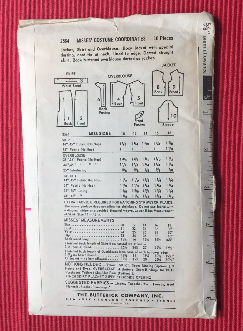 Pu&ograve; includere: Una busta per cartamodello Butterick per Misses' Costume Coordinates 2564, con disegni tecnici di una giacca, gonna e camicetta, tabelle dettagliate del metraggio del tessuto, misure delle taglie e un righello da 6 pollici stampato sul lato.