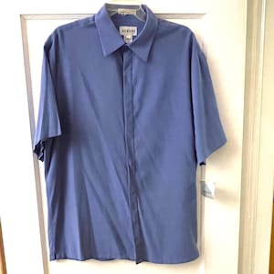 Men's Short Sleeve Shirt. Size L. Light weight material, placket over buttons, straight bottom with vents. New Old Stock.