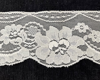 Floral Lace Trim. 2.00 dollars per yard. 3 inches wide. Scalloped Edge. Bridal Lace, Sewing Embellishment, Valentines.