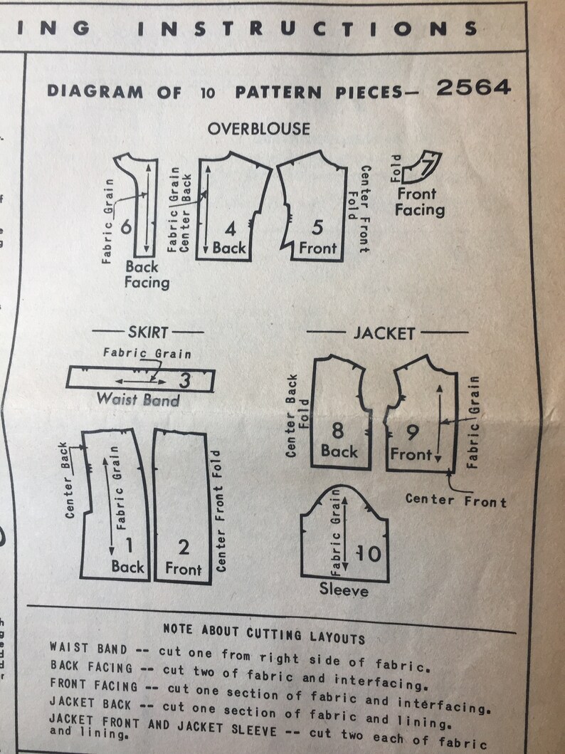 Pu&ograve; includere: Un foglio di istruzioni per il cartamodello 2564, che mostra un diagramma di 10 pezzi per una camicetta, una gonna e una giacca. Il documento include etichette per il dritto filo, le pieghe e note specifiche sul taglio per ogni componente.