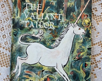 Puede incluir: La portada de un libro infantil titulado "El Sastre Valiente" ilustrado con un unicornio blanco corriendo por un bosque verde y azul. El libro es de Kurt Werth.
