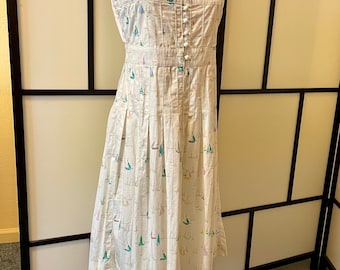 Vestido de verano vintage de Tommy Hilfiger. Sin mangas, de tirantes, color blanco roto, con corpiño plisado y falda amplia. Estilo retro veraniego. Talla 10.