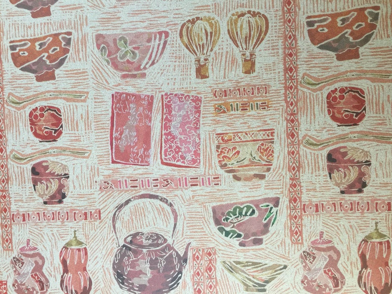Puede incluir: Un fondo estampado en rosa y blanco con varios cuencos rojos y marrones, teteras y otros utensilios de cocina. El patr&oacute;n recuerda a las estampas japonesas en madera.