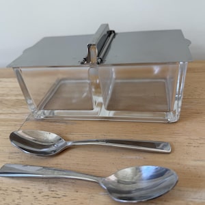 Vintage Glas Marmeladenheber mit 2 Fächern & Löffeln, hat Kippdeckel aus Edelstahl. Mid Century Küche . WMF Cromargan Bauhausstyling.