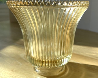Vintage-Glaslampenschirme für Decken- oder Wandbefestigungen. Glockenförmige, plissierte Lichthüllen mit Perlenrand in warmem Goldton. 3 verfügbar.