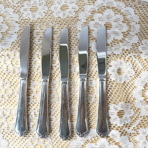VINTAGE KNIVAR. Set med 5 st i rostfritt stål, 18 cm långa med böjda handtag. Bestick för smör, ost, frukt, dessert.
