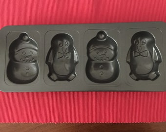 Vintage Wilton Baking Pan, Winter inspiration with 2 Penguins wearing bow ties and 2 Snowmen with ski hats, fun to bake and frost.