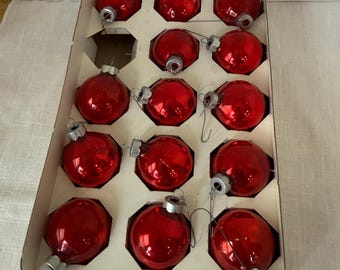 Adornos de árbol de cristal rojo. Juego de 14 bolas de cristal soplado en su caja original. 4,4 cm de diámetro cada una. Marca "Holly". Vintage.