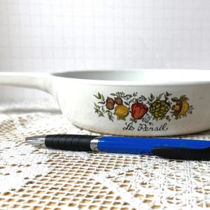 Panela ou frigideira vintage Corning Ware Spice of Life, P-83-B. Pode ir do fogão ao forno. 16,5 cm de diâmetro. Perfeita para uma porção individual de ovos.
