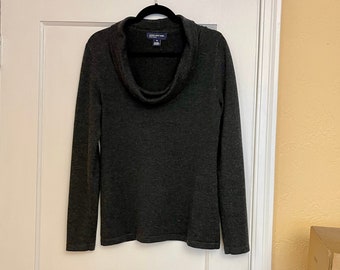 Jones New York Sweater Top. Sexy grey, pullover knit with low, cowl (rolled) neckline, long waist & sleeves. Size Medium.