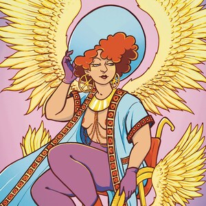 Puede incluir: Ilustración de la carta del tarot El Carro. Una figura alada en una silla de ruedas dorada, vestida con una túnica azul, pantalones morados y botas naranjas. Fondo rosa con flores amarillas. El texto dice 'VII'.