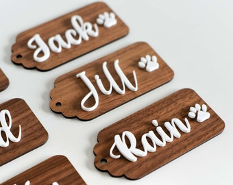 Etiqueta de regalo de Navidad de madera con impresión personalizada en forma de pata de perro/gato / etiqueta de media navideña / madera de nogal y acrílico blanco mate