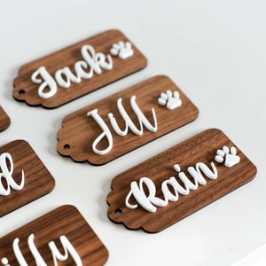 Gepersonaliseerde hond/kat pootvormige print houten kerstcadeaukaartje | Kerstsok tag | Walnoothout en matwit acryl