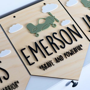 Plaque personnalisée de signe de nom de garçon dans le style Bunting avec la signification du nom Crèche Chambre denfants Thème Avion Planche de bois avec acrylique Green