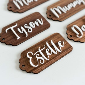 Segnaposto per tavolo di Natale in legno personalizzato / Etichetta regalo / Etichetta per calza di Natale con nome in acrilico / Legno e acrilico bianco opaco