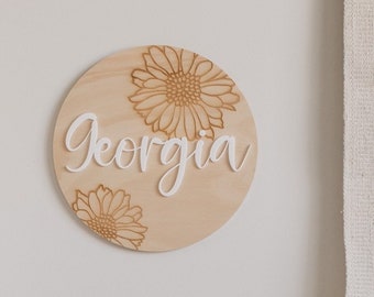 Signo de nombre de niña personalizado con significado de nombre / Guardería para bebés / Dormitorio para niñas / Decoración de guardería / Flor de margarita / Tablero de madera con acrílico