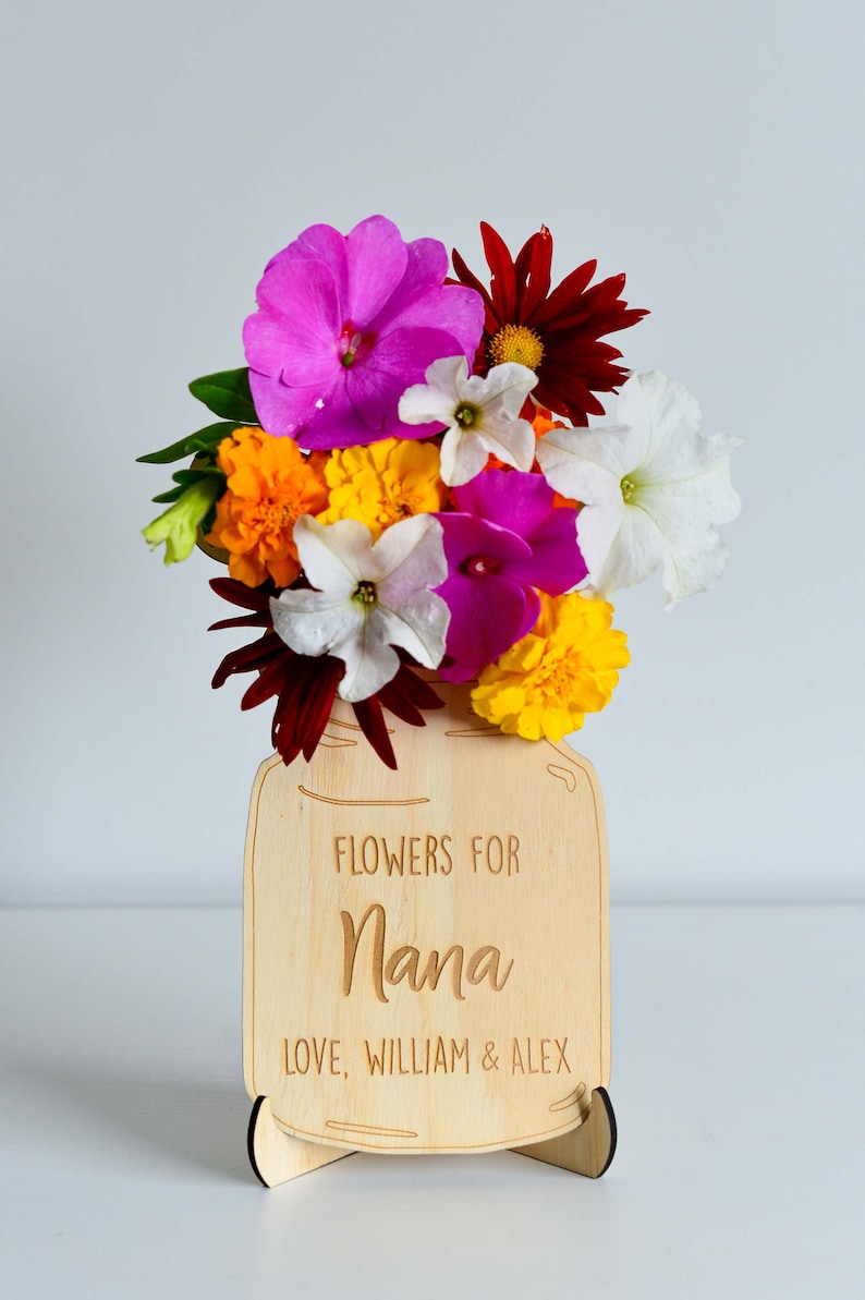 Personalised Flower Holder Vase Wooden Mother's Day Christmas Gift for Mum or Grandma with Optional Stand Laser Cut & Engraved imagem 2