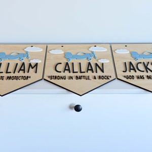 Placa de signo de nombre de niño personalizada en estilo Bunting con significado de nombre / Guardería / Dormitorio de niños / Tema de avión / Tabla de madera con acrílico imagen 5