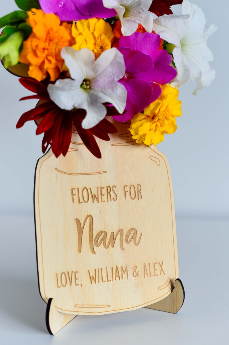 Personalised Flower Holder Vase Wooden Mother's Day Christmas Gift for Mum or Grandma with Optional Stand Laser Cut & Engraved imagem 4