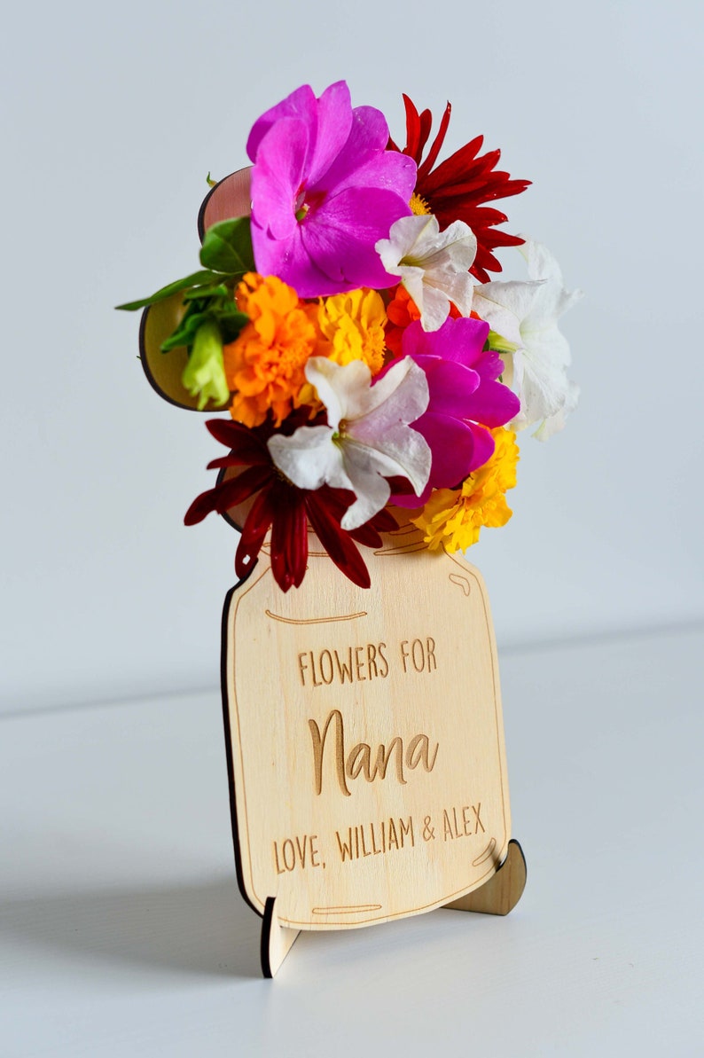 Personalised Flower Holder Vase Wooden Mother's Day Christmas Gift for Mum or Grandma with Optional Stand Laser Cut & Engraved imagem 1