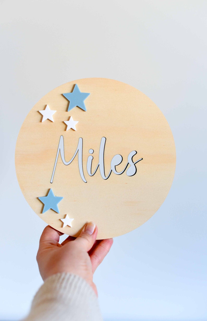 Targa personalizzata per bambini con nome rotondo / Asilo nido / Camera da letto per bambini / Decorazione di compleanno / Tavola di legno con stelle acriliche / Taglio laser immagine 1