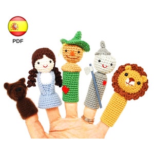 Amigurumi pattern: The Wizard of Oz finger puppets. Crochet doll pattern of Dorothy, Toto, Cowardly Lion, Tinman, Scarecrow (PDF in SPANISH)