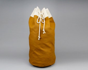 El Arnold Laundry Duffle // Caramel Brown Canvas Laundry o Duffle Bag con cordón de cuerda y mango de transporte