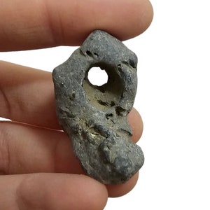 Amuleti celtici: pietra della strega irlandese/pietra della strega/pietra di Odino note per le loro qualità protettive e per i sussurri dell'altro mondo