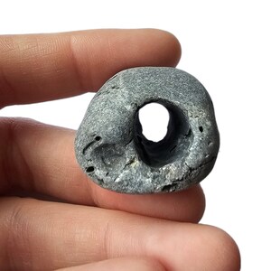 Amuleti celtici: pietra della strega irlandese/pietra della strega/pietra di Odino note per le loro qualità protettive e per i sussurri dell'altro mondo