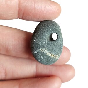 Amuletos celtas: piedra de la bruja irlandesa/piedra de Odín conocida por sus cualidades protectoras y susurros del otro mundo