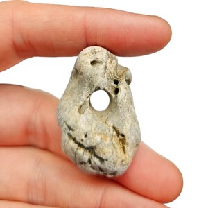 Amuleti celtici: pietra della strega irlandese/pietra della strega/pietra di Odino note per le loro qualità protettive e per i sussurri dell'altro mondo