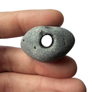 Amuleti celtici: pietra della strega irlandese/pietra della strega/pietra di Odino note per le loro qualità protettive e per i sussurri dell'altro mondo