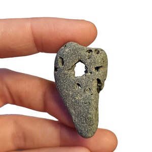 Amuleti celtici: pietra della strega irlandese/pietra della strega/pietra di Odino note per le loro qualità protettive e per i sussurri dell'altro mondo