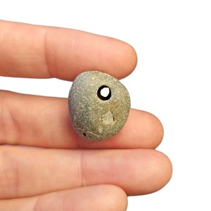 Amuletos celtas: piedra de la bruja irlandesa/piedra de Odín conocida por sus cualidades protectoras y susurros del otro mundo