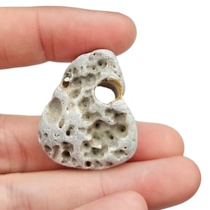 Amuleti celtici: pietra della strega irlandese/pietra della strega/pietra di Odino note per le loro qualità protettive e per i sussurri dell'altro mondo