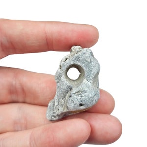 Amuleti celtici: pietra della strega irlandese/pietra della strega/pietra di Odino note per le loro qualità protettive e per i sussurri dell'altro mondo