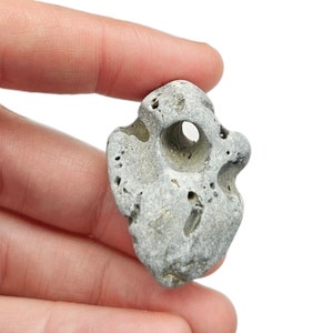 Amuleti celtici: pietra della strega irlandese/pietra della strega/pietra di Odino note per le loro qualità protettive e per i sussurri dell'altro mondo