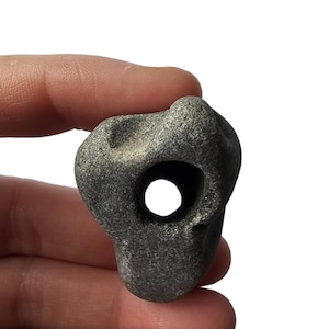 Amuleti celtici: pietra della strega irlandese/pietra della strega/pietra di Odino note per le loro qualità protettive e per i sussurri dell'altro mondo