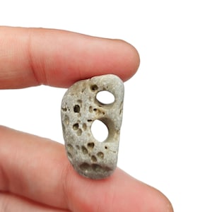 Amuleti celtici: pietra della strega irlandese/pietra della strega/pietra di Odino note per le loro qualità protettive e per i sussurri dell'altro mondo