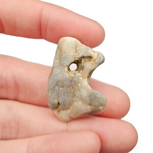 Amuleti celtici: pietra della strega irlandese/pietra della strega/pietra di Odino note per le loro qualità protettive e per i sussurri dell'altro mondo