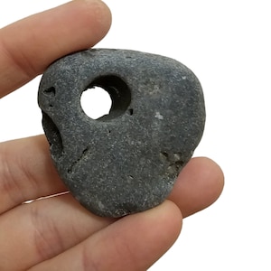 Amuleti celtici: pietra della strega irlandese/pietra della strega/pietra di Odino note per le loro qualità protettive e per i sussurri dell'altro mondo