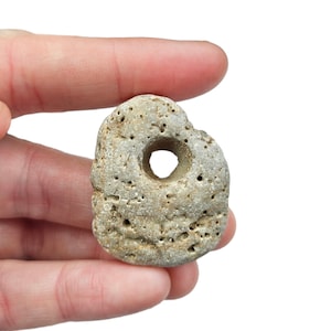 Amuleti celtici: pietra della strega irlandese/pietra della strega/pietra di Odino note per le loro qualità protettive e per i sussurri dell'altro mondo